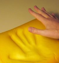 Marca dejada por una mano sobre un colchón viscoelástico
